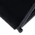 Detailaufnahme eines schwarzen Filzmaterials mit Metallrahmen und Schraubverbindung.