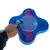 Main appuyant sur un bouton bleu en forme de patte sur un jouet interactif pour animaux, plateau bleu avec couvercle transparent et compartiments violets visibles.