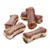Cinq friandises en forme d’os, aspect bicolore brun et beige, sans emballage visible, posées sur fond blanc.