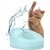 Hellblaue Trinkbrunnen-Schale mit sprudelndem Wasser, geeignet für Haustiere. Katze interagiert spielerisch mit dem Wasser.