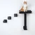 Set tiragraffi da parete con colonna in sisal nero, piattaforma e tre gradini. Gatto seduto sulla piattaforma superiore.
