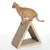 Katzenkratzmöbel in Dreiecksform aus Holz und Karton, mit einer Katze darauf stehend.