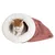 Chat allongé dans une niche tunnel en tissu côtelé rose et blanc, étiquette visible avec la marque Aumüller.