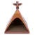 Abris pour chat en carton, forme de tipi décoré de motifs plumes et totem sur le dessus, surface intérieure en carton ondulé visible.