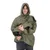 Grüne Jacke mit integriertem Hundetragefach, geeignet für kleine Hunde. Person hält einen Hund in der Tasche der Jacke.