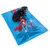 Chien couché sur une couverture bleue avec illustration de Superman en costume rouge et bleu, cape rouge visible. Matière textile.