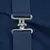 Close-up van een blauwe stoffen riem met zilverkleurige metalen gesp en sluitmechanisme.