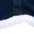 Detailweergave van donkerblauw textiel met witte kunstbont rand en een stevige geweven band.