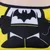 Primo piano di un logo Batman su un tessuto dal design giallo e nero.