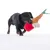 Cane che gioca con un gioco di stoffa a forma di carota, composto da parti in tessuto rosse e marroni e foglie verdi.