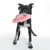 Schwarzer Hund hält ein rosa Plüschspielzeug mit lila Griff im Maul. Spielzeug für Haustiere sichtbar.