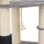 Griffoir pour chat avec poteaux en sisal, plateforme recouverte de tissu gris et corde suspendue. Partie inférieure avec surface noire à picots visibles.