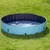 Piscina circular plegable de plástico azul claro, llena de agua, colocada sobre césped. Se observa válvula de drenaje en la parte inferior lateral.