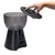 Automatische voerdispenser met afneembaar deksel, hand toont opening van de container. Merk: bestpets.