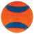 Chuckit! oranje bal met blauwe strepen, merknaam zichtbaar op het oppervlak