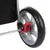 Roue arrière en plastique avec frein rouge d’une poussette pour animaux, structure métallique visible.