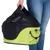 Sac de transport pour animaux, tissu noir et vert avec poche latérale, poignée de transport, parties en maille pour aération, porté à la main par une personne en jean.