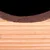 Détail d’un rebord en tissu marron sur une surface en bois clair à lattes horizontales, sans autres éléments visibles.