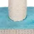 Détail d’un poteau recouvert de corde en sisal sur une base en tissu bleu et surface tressée, matériaux visibles d’un arbre à chat ou griffoir.