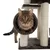Arbre à chat avec poteaux en sisal, tunnel en tissu gris, chat tigré à l’intérieur du tunnel. Base carrée recouverte de tissu, plusieurs niveaux visibles.