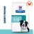 Hill's Prescription Diet t/d hondenvoer verpakking met afbeelding van hond, oranje kip-icoon en tekst 'GEBIT/MOND' links in beeld. Hill's Prescription Diet t/d hondenvoer verpakking met afbeelding van hond, oranje kip-icoon en tekst 'GEBIT/MOND' links in beeld.