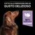 Cotto alla perfezione per un gusto delizioso. N°1 ingrediente tacchino. Immagine di cane marrone con collare, sfondo nero e icona tacchino su etichetta viola.