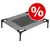 Cama elevada para mascotas de tela y estructura de plástico negra, con símbolo de porcentaje en círculo rojo indicando oferta o descuento visible.