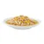 Comida húmeda para mascotas en plato blanco, con tiras de carne y trozos pequeños de verdura amarilla en salsa.