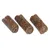 Drei braune, zylindrische Hundesnacks mit grober Textur, sichtbar in Nahaufnahme.