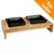 Set con due ciotole quadrate nere in ceramica su supporto rialzato in legno. Angolo arancione con testo: Top Seller. Set con due ciotole quadrate nere in ceramica su supporto rialzato in legno. Angolo arancione con testo: Top Seller.