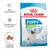 Royal Canin Puppy X-Small 2–10 months, sterke immuunsysteem, ontwikkeling van de hersenen, aangepaste brokgrootte, verpakking met afbeelding van een kleine pup en brokjes getoond.