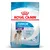 Royal Canin Junior Giant hondenvoer, 8–18/24 maanden, voor volwassen gewicht boven 45 kg. Afbeelding van grote hond en tekst over immuunsysteem en spierontwikkeling zichtbaar.