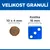 Velikost granulí: granule 10 × 4 mm vedle modré kostky 16 mm pro porovnání velikosti.