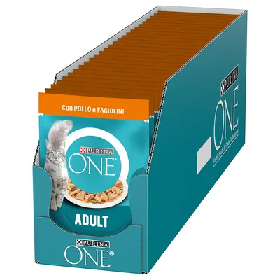 Confezione multipla di Purina ONE Adult con pollo e fagiolini, bustine visibili in scatola espositiva. Immagine di un gatto e ciotola di cibo sulla confezione.
