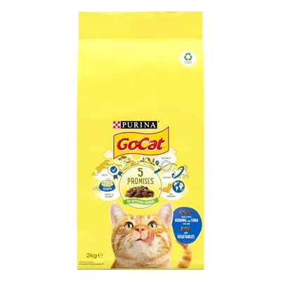 GoCat dry food, 2kg pack, highlights: 5 promises including no artificial colours, quality, traceability, expertise, and commitment. Contains herring, tuna, and vegetables.
