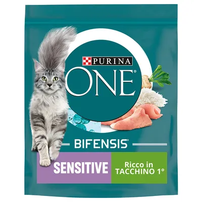 Confezione Purina ONE Bifensis Sensitive Ricco in Tacchino 1°, immagine di gatto, carne di tacchino, riso e verdure visibili sulla confezione.