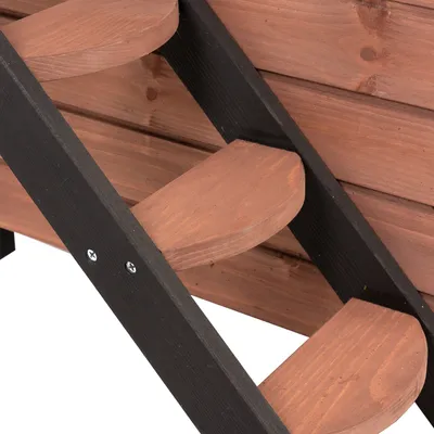 Detailaufnahme einer Holztreppe mit schwarzen Metallstreben, geeignet für den Zugang zu einem erhöhten Bereich.