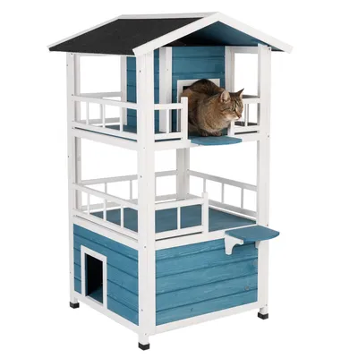 Mehrstöckiges Katzenhaus aus Holz mit blau-weisser Lackierung, Dach und Plattformen. Katze sitzt auf der oberen Etage.