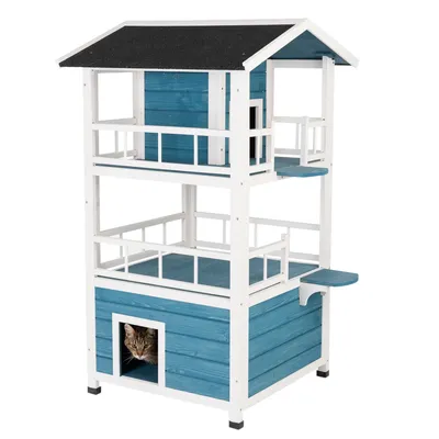 Mehrstöckiges Katzenhaus aus Holz mit blau-weisser Lackierung, mehreren Plattformen und einem Eingang. Eine Katze sitzt im unteren Bereich des Hauses.