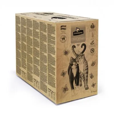 GranataPet DeliCATessen kattenvoer verpakking met illustratie van twee katten, vlinders en zichtbare productinformatie in meerdere talen. 3 x 3 kg staat op de voorkant.