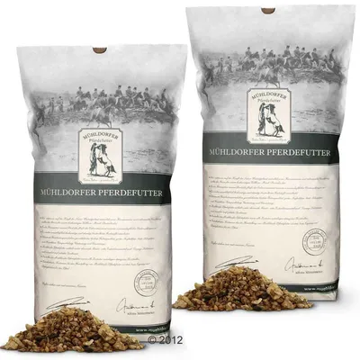 Deux sacs de nourriture pour chevaux avec le texte visible : Mühldorfer Pferdefutter. Mélange d’aliments devant chaque sac. Marque et texte en allemand sur l’emballage.