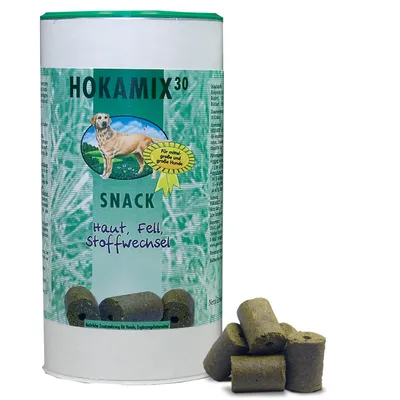 HOKAMIX 30 SNACK, tekst: Haut, Fell, Stoffwechsel. For mindre, store und große Hunde. Cylindriske brune snacks vist foran emballagen.