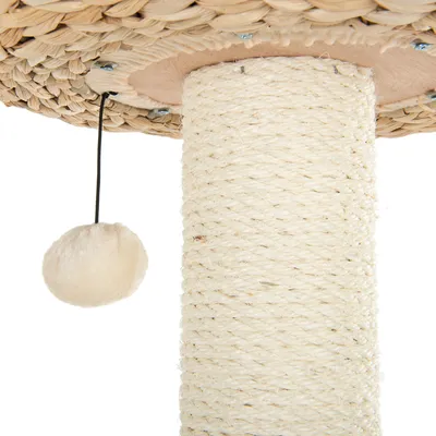 Kratzbaum mit Sisal umwickelter Säule und hängendem Spielball aus Plüsch, befestigt an einer geflochtenen Plattform.