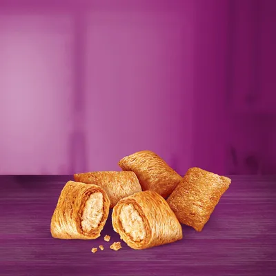 Knapriga snacks med gyllenbrun degfyllning, presenterade mot lila bakgrund.