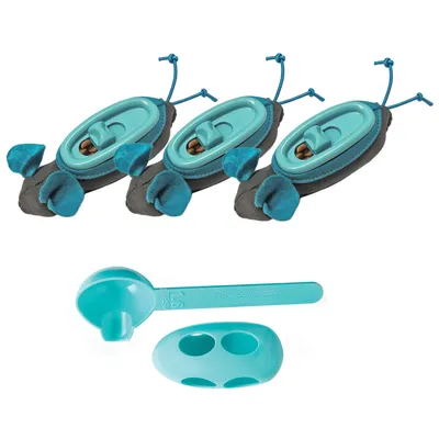 Set van drie turquoise speeltjes met voercompartiment en pluche details, inclusief maatlepel en voerportioneerder. Geschikt voor interactief spelen en voeren.