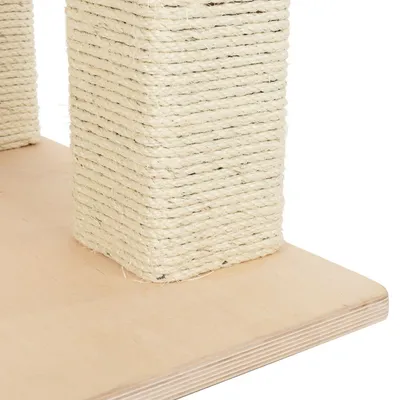 Detalle de poste rascador cuadrado para gatos, recubierto de cuerda de sisal beige sobre base de madera clara.