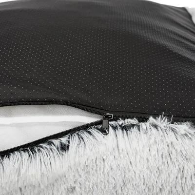Close-up van een zwarte, antislip bodem met ritssluiting en witte kunstbont hoes. Toont details van het materiaal en ontwerp.