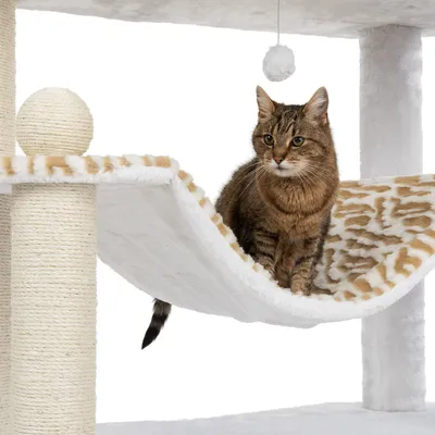 Kratzbaum mit Hängematte aus Plüsch und Sisalstämmen, braun-weißes Muster. Katze sitzt auf der Hängematte. Oben hängender Spielball sichtbar.