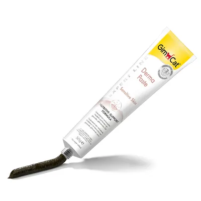Tub med GimCat Derma Paste för känslig hud, 50 g. Text: Nutritive Support Formula, utvecklad av veterinärer. Pastan synlig vid öppningen.