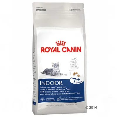 Bag labelled Royal Canin Indoor, for indoor cats over 7 years old. Features vitality support, coat condition and renal health icons. Text in multiple languages.